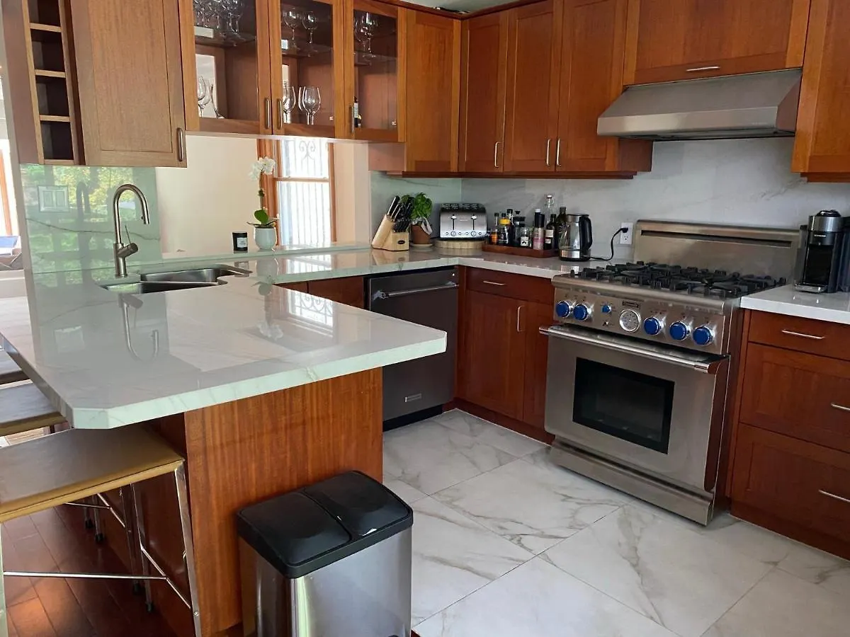 Superb Beach Home:Heated Pool-Hot Tub Open 365Days Toronto