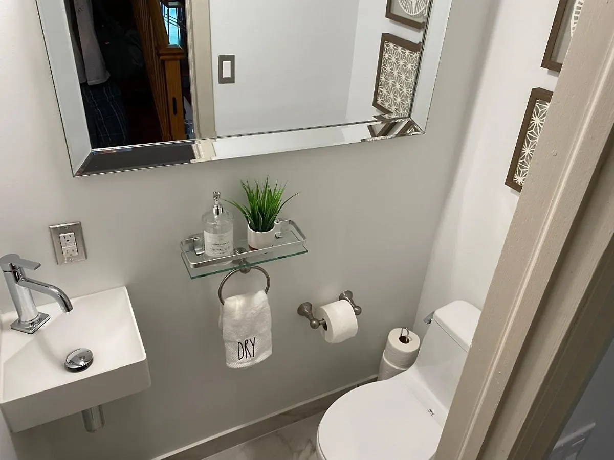 Superb Beach Home:Heated Pool-Hot Tub Open 365Days Toronto 0*,  Canada